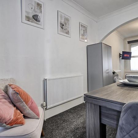 Beautiful Spacious Four Bedroom House With Parking For 2 Cars, 5 Minute Walk To Southend Station Bagian luar foto