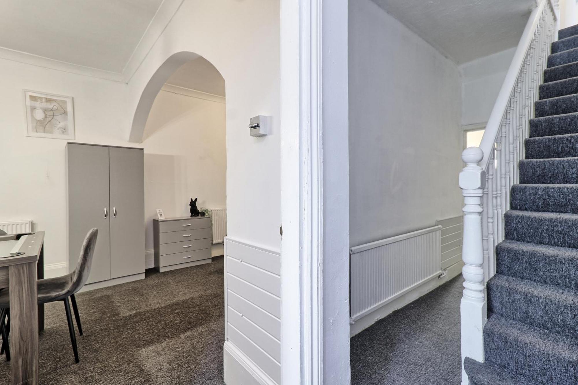 Beautiful Spacious Four Bedroom House With Parking For 2 Cars, 5 Minute Walk To Southend Station Bagian luar foto