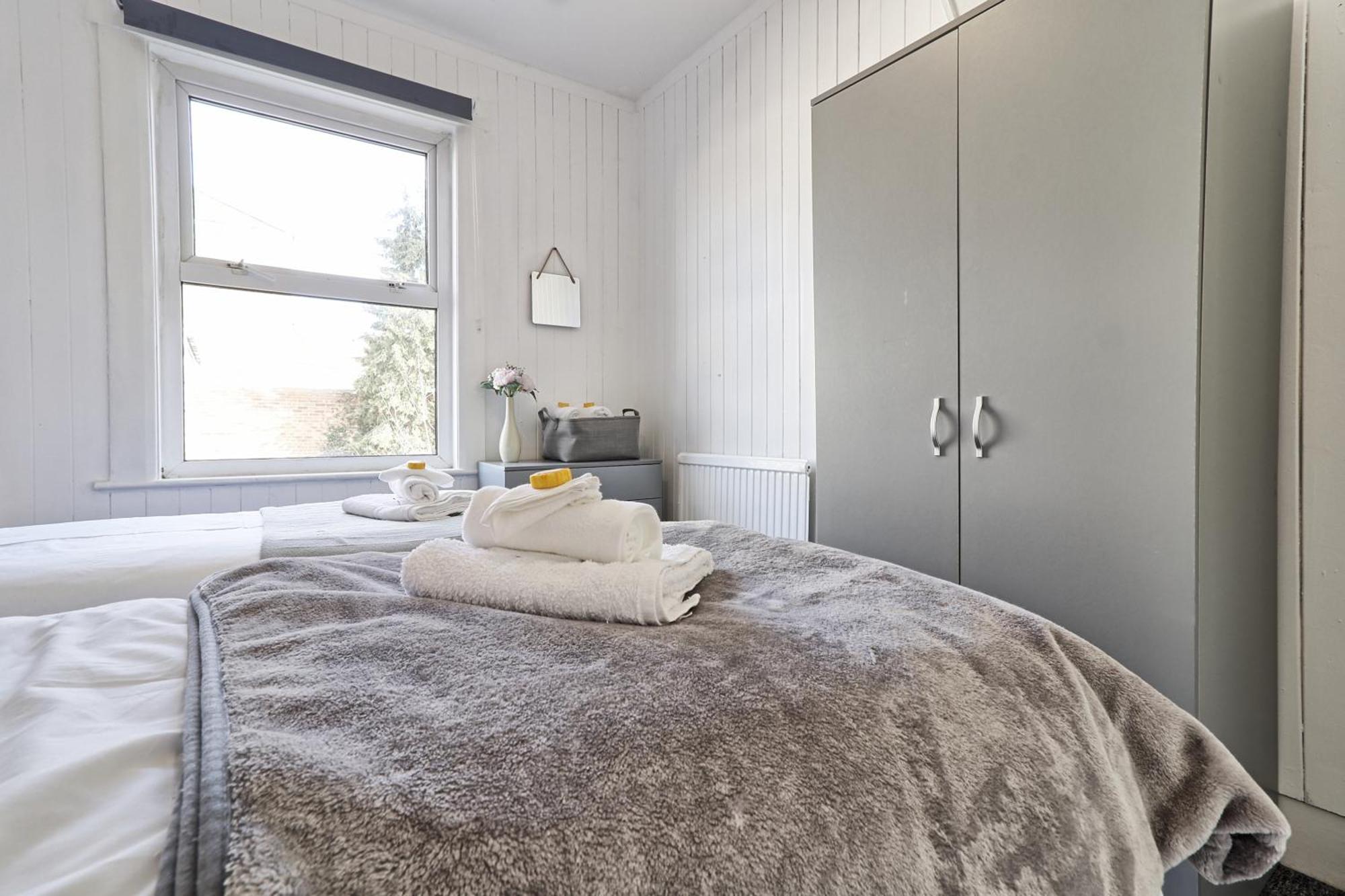 Beautiful Spacious Four Bedroom House With Parking For 2 Cars, 5 Minute Walk To Southend Station Bagian luar foto