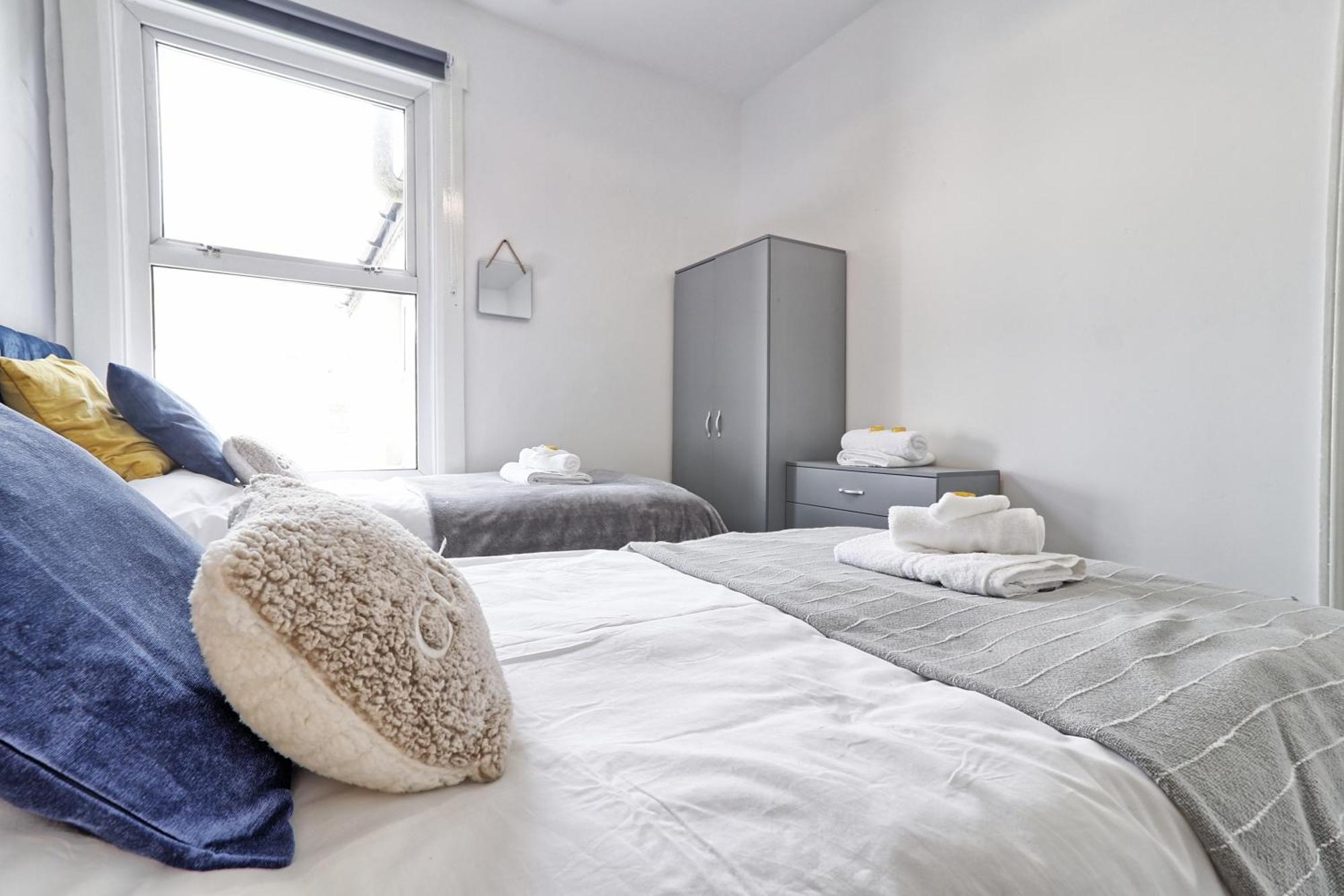 Beautiful Spacious Four Bedroom House With Parking For 2 Cars, 5 Minute Walk To Southend Station Bagian luar foto