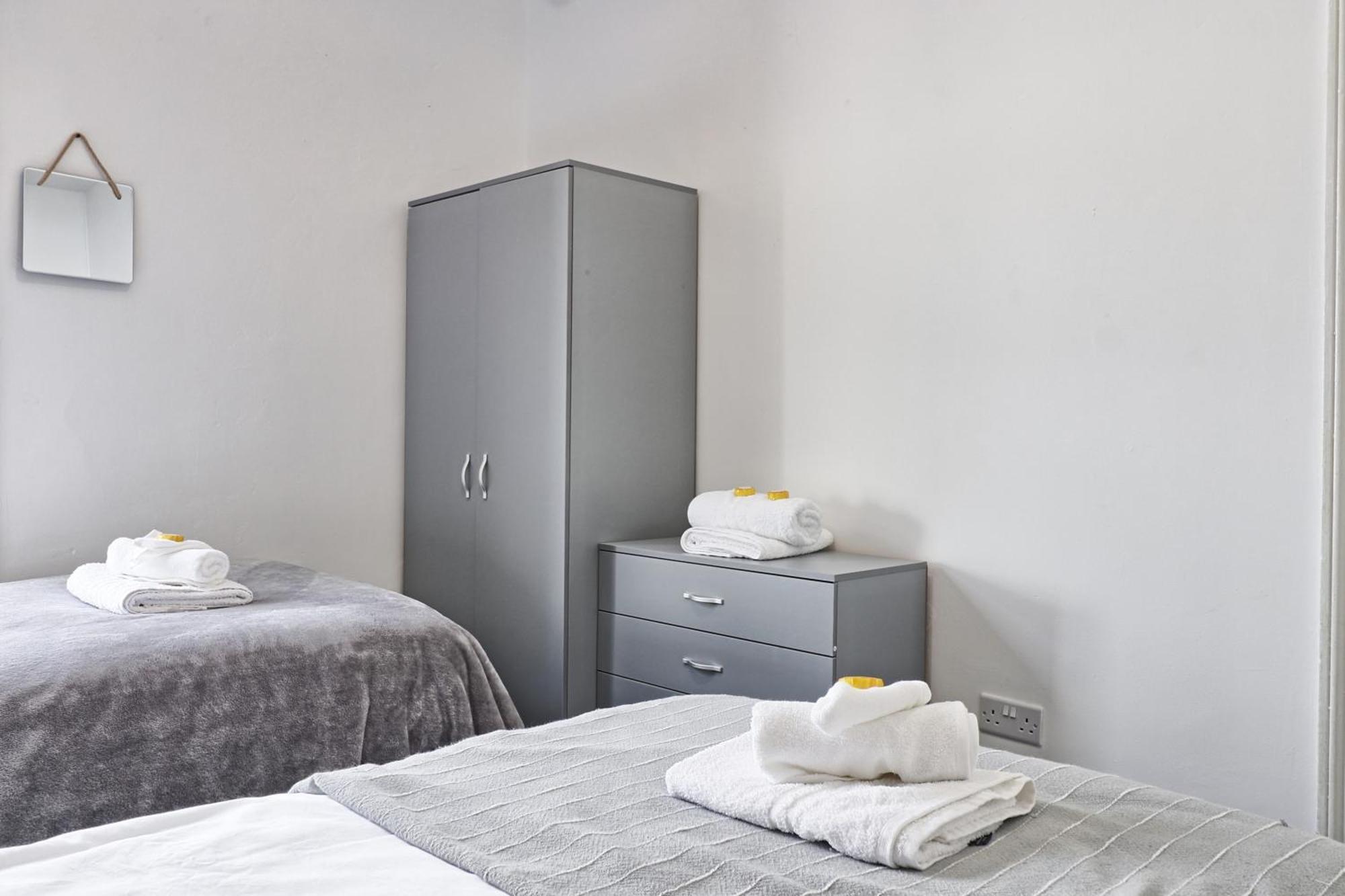 Beautiful Spacious Four Bedroom House With Parking For 2 Cars, 5 Minute Walk To Southend Station Bagian luar foto