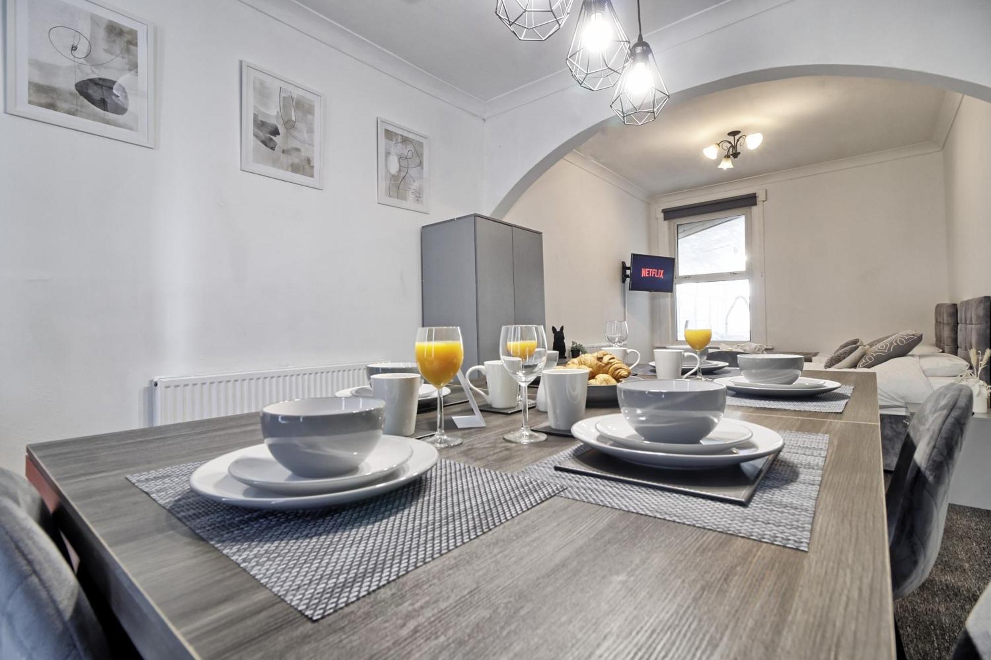Beautiful Spacious Four Bedroom House With Parking For 2 Cars, 5 Minute Walk To Southend Station Bagian luar foto