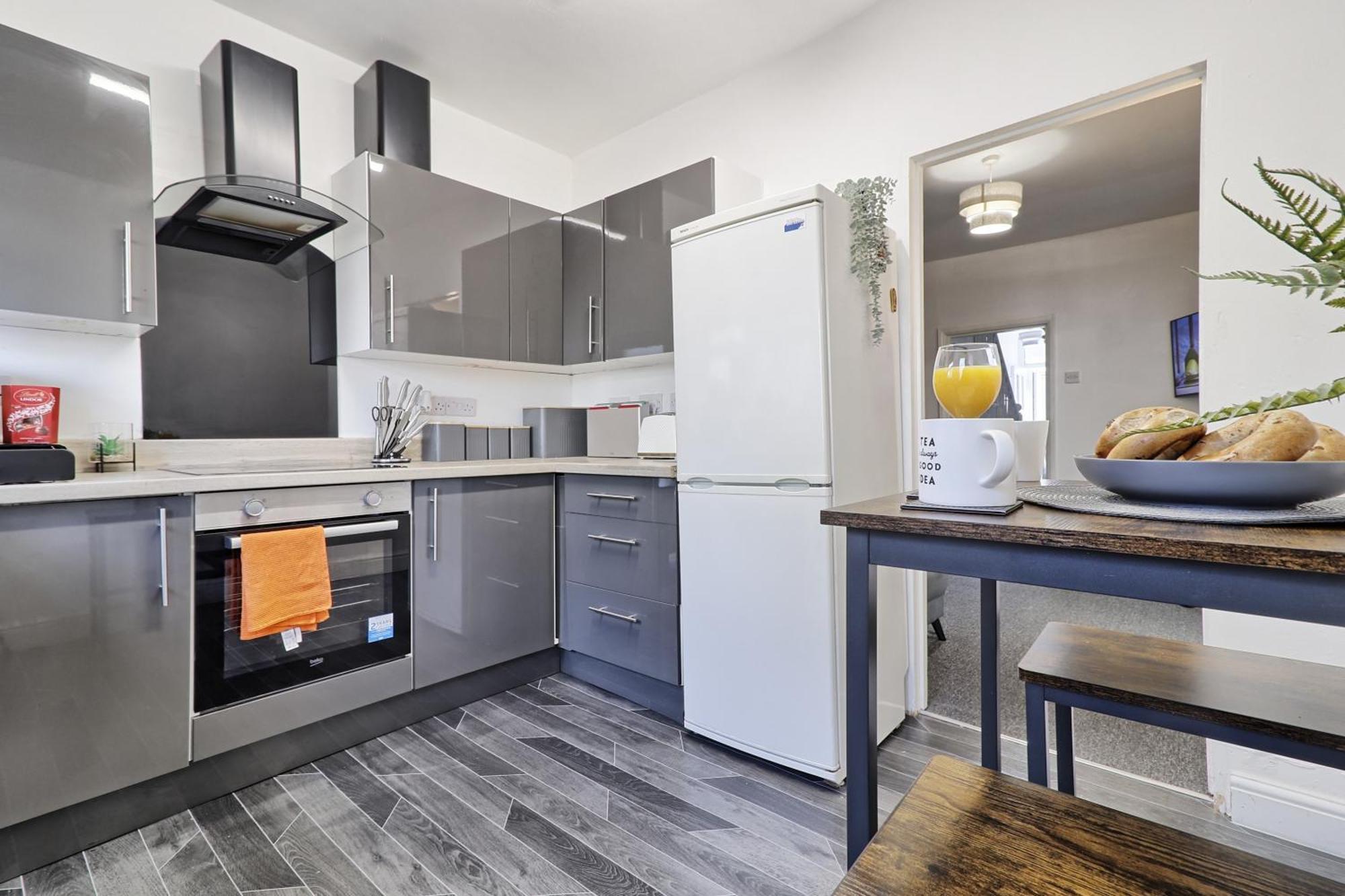 Beautiful Spacious Four Bedroom House With Parking For 2 Cars, 5 Minute Walk To Southend Station Bagian luar foto
