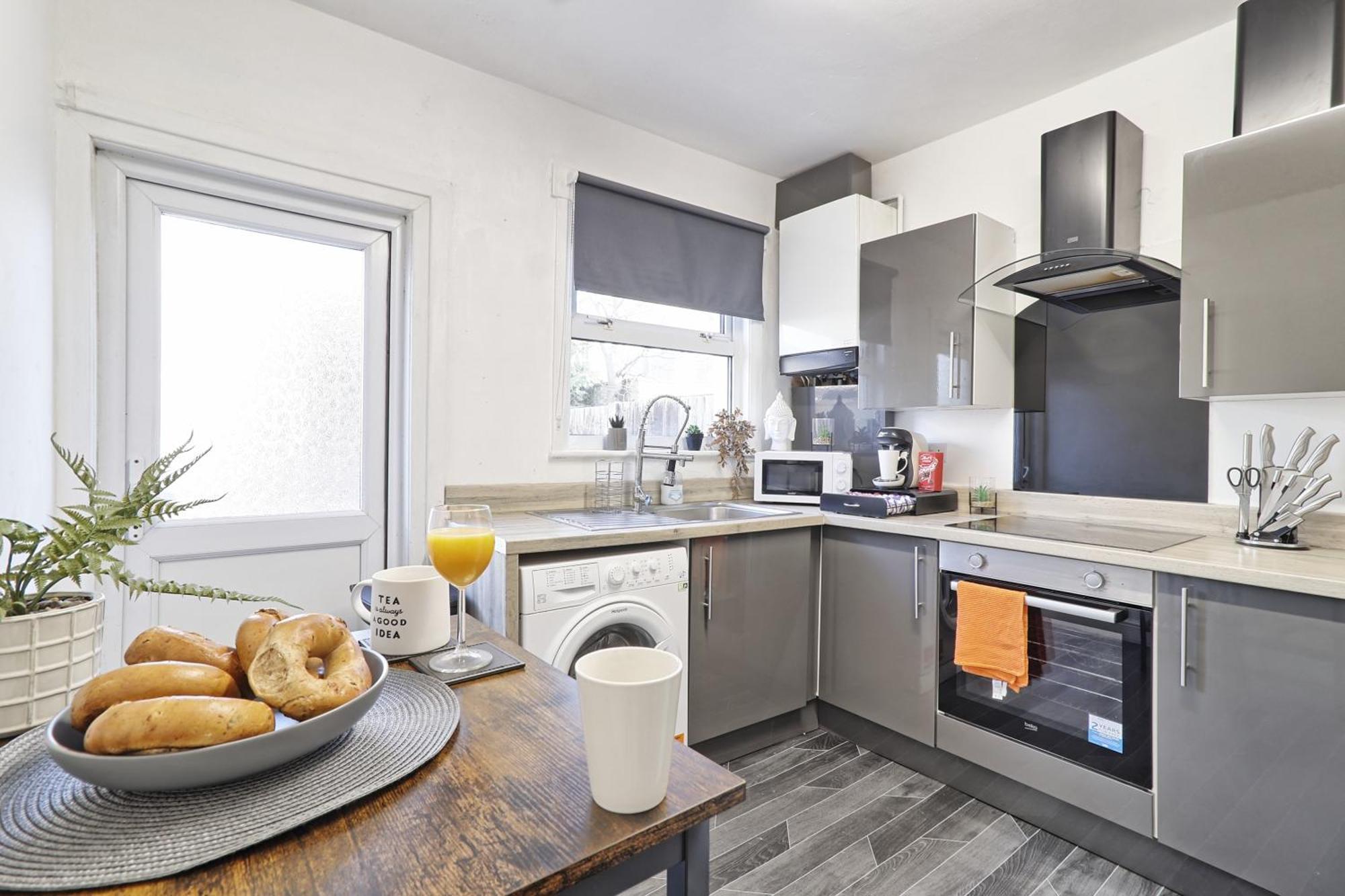 Beautiful Spacious Four Bedroom House With Parking For 2 Cars, 5 Minute Walk To Southend Station Bagian luar foto