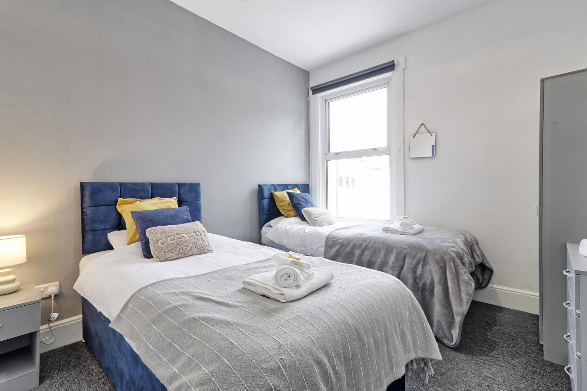 Beautiful Spacious Four Bedroom House With Parking For 2 Cars, 5 Minute Walk To Southend Station Bagian luar foto