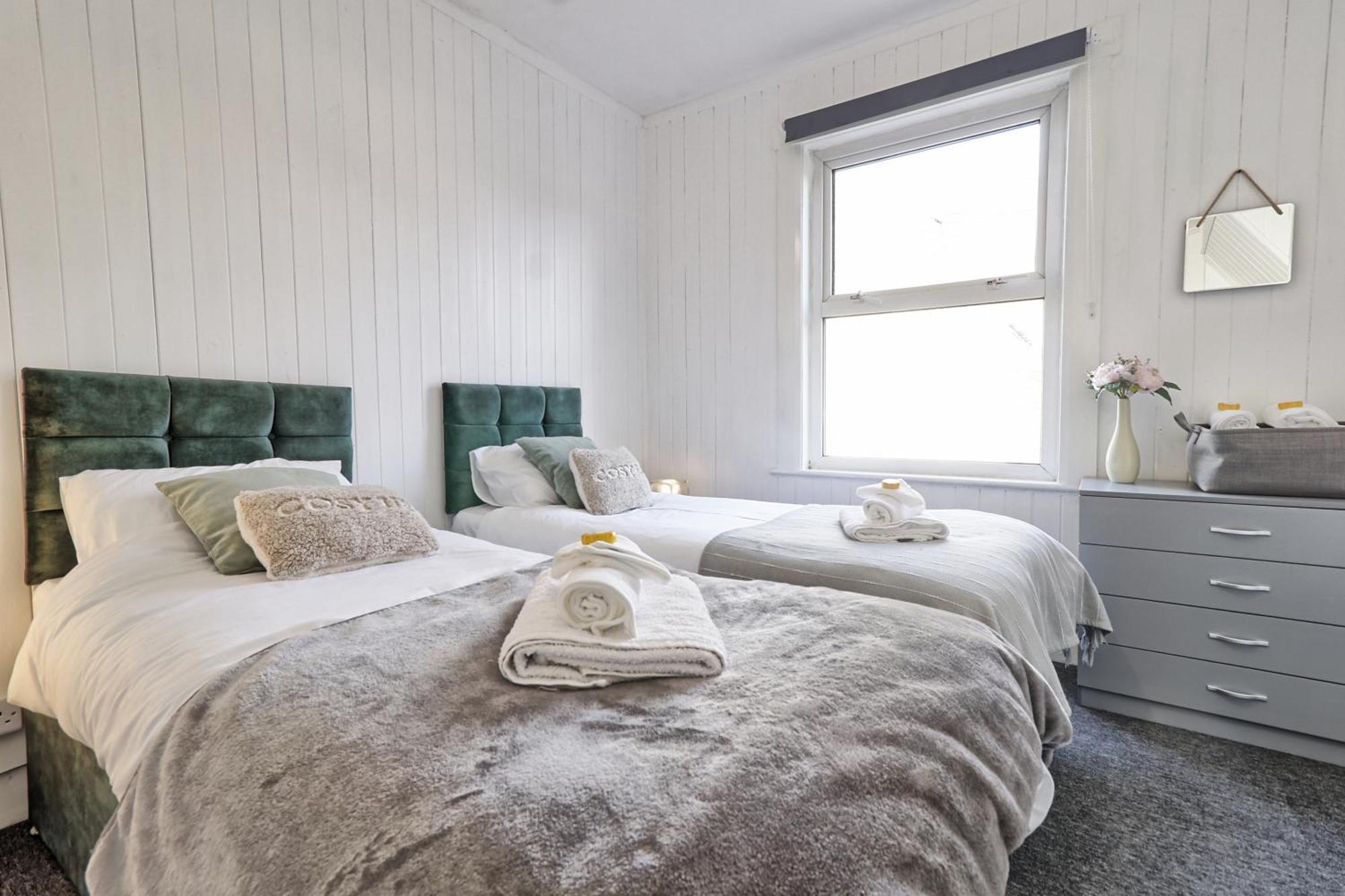 Beautiful Spacious Four Bedroom House With Parking For 2 Cars, 5 Minute Walk To Southend Station Bagian luar foto