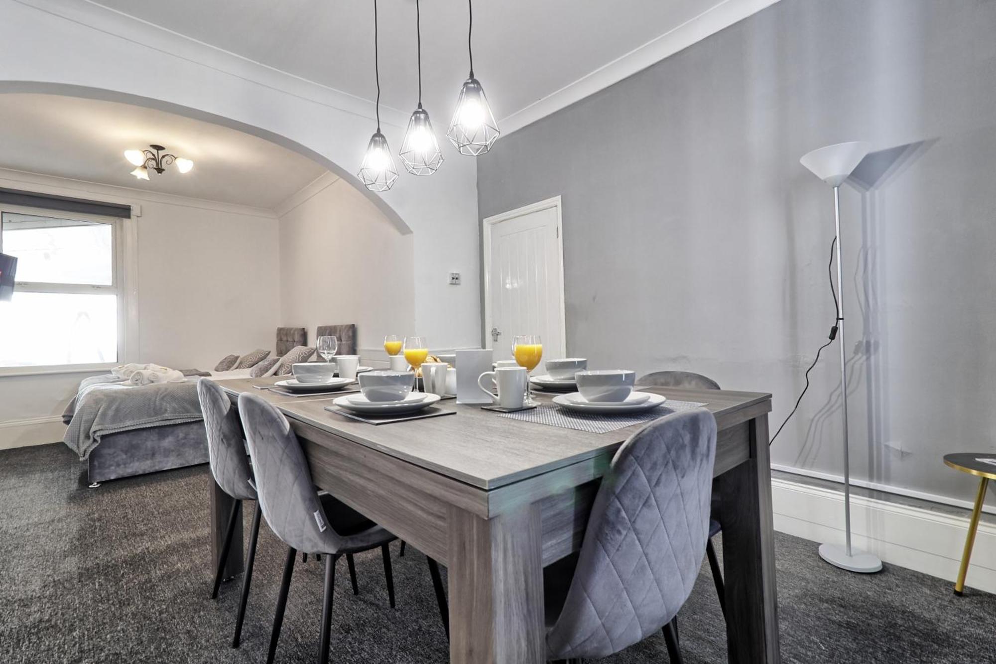 Beautiful Spacious Four Bedroom House With Parking For 2 Cars, 5 Minute Walk To Southend Station Bagian luar foto